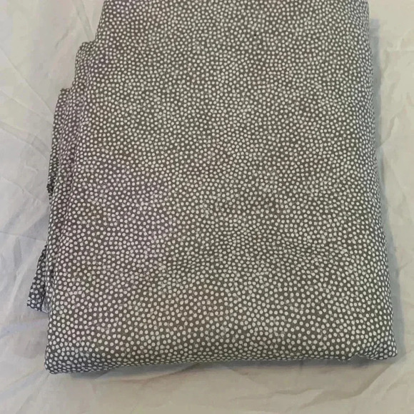 Jennifer Adams 100% polyester queen, flat sheet. Soft and wrinkle free. - Picture 5 of 5